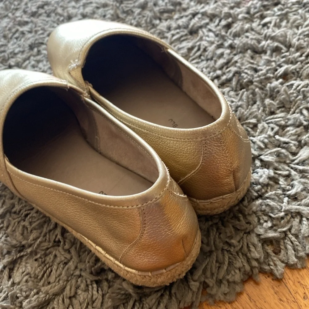 Chocolat Blu Shoes Womens Espadrille Slip On Flats Gold Faux Leather Casual 37